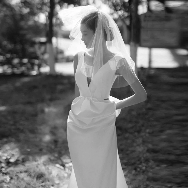 Нормално Сватбена рокля без ръкави с V-образно деколте на Бретелях, Атласное рокля-калъф в корейски стил 2022 웨딩드레스 Сватбени Рокли Без гръб с лък и Влак, Сватбена
