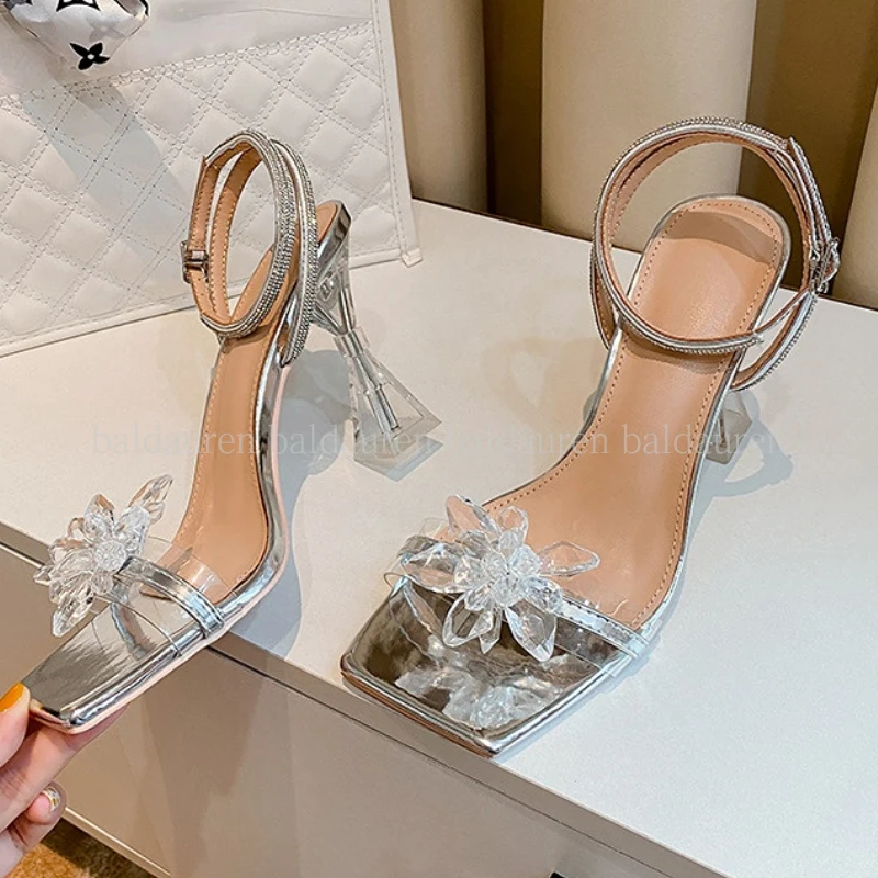 Нови дамски летни сандали с квадратни пръсти дебел ток обтегач на ремъка помпи цвете Кристал каишка бижута мода Ежедневни обувки момичета