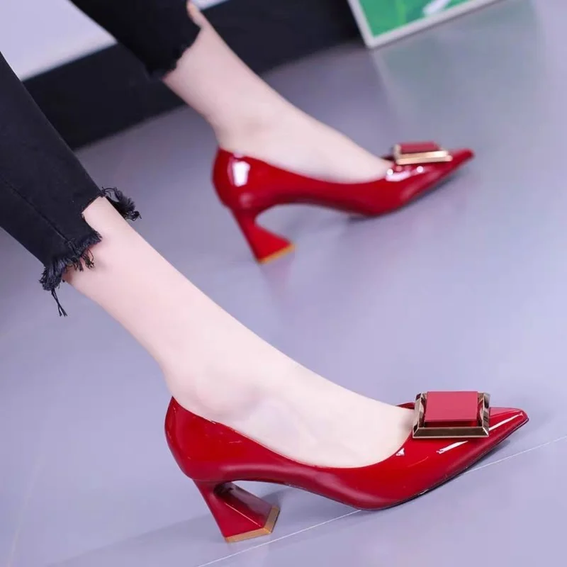 Модерен офис обувки с квадратна катарама, Новост 2022 г., женски Лаконичен обувки от лачена кожа на нисък и висок ток с остър пръсти, дамски обувки-лодка 3